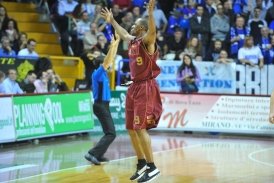La Reyer vince e convince, un'altra prestazione opaca per Reggio Emilia