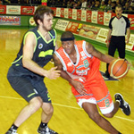 Chuck Davis attacca in palleggio Semih Erden