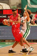 Mike Hall decisivo contro Jones