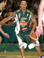 Laws consegna la vittoria ad Atenas.