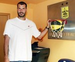 La presentazione di Michalis Kakiouzis, 6.4 ppg e 3 rpg in 10 partite di Euroleague 2008/09